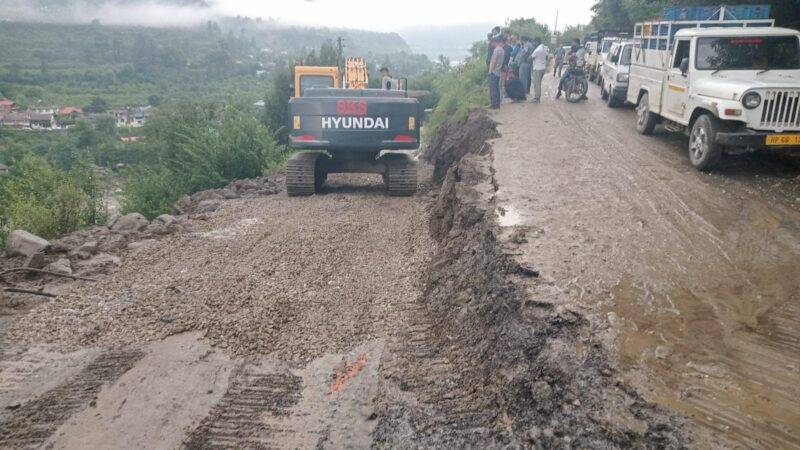 रिकॉर्ड 8 घंटे में मनाली के रायसन सड़क बड़ी गाड़ियों के लिए बहाल: विक्रमादित्य सिंह