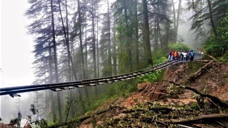 भूस्खलन से 120 साल पुराना कालका-शिमला रेल ट्रैक क्षतिग्रस्त, हवा में लटकी पटरी!