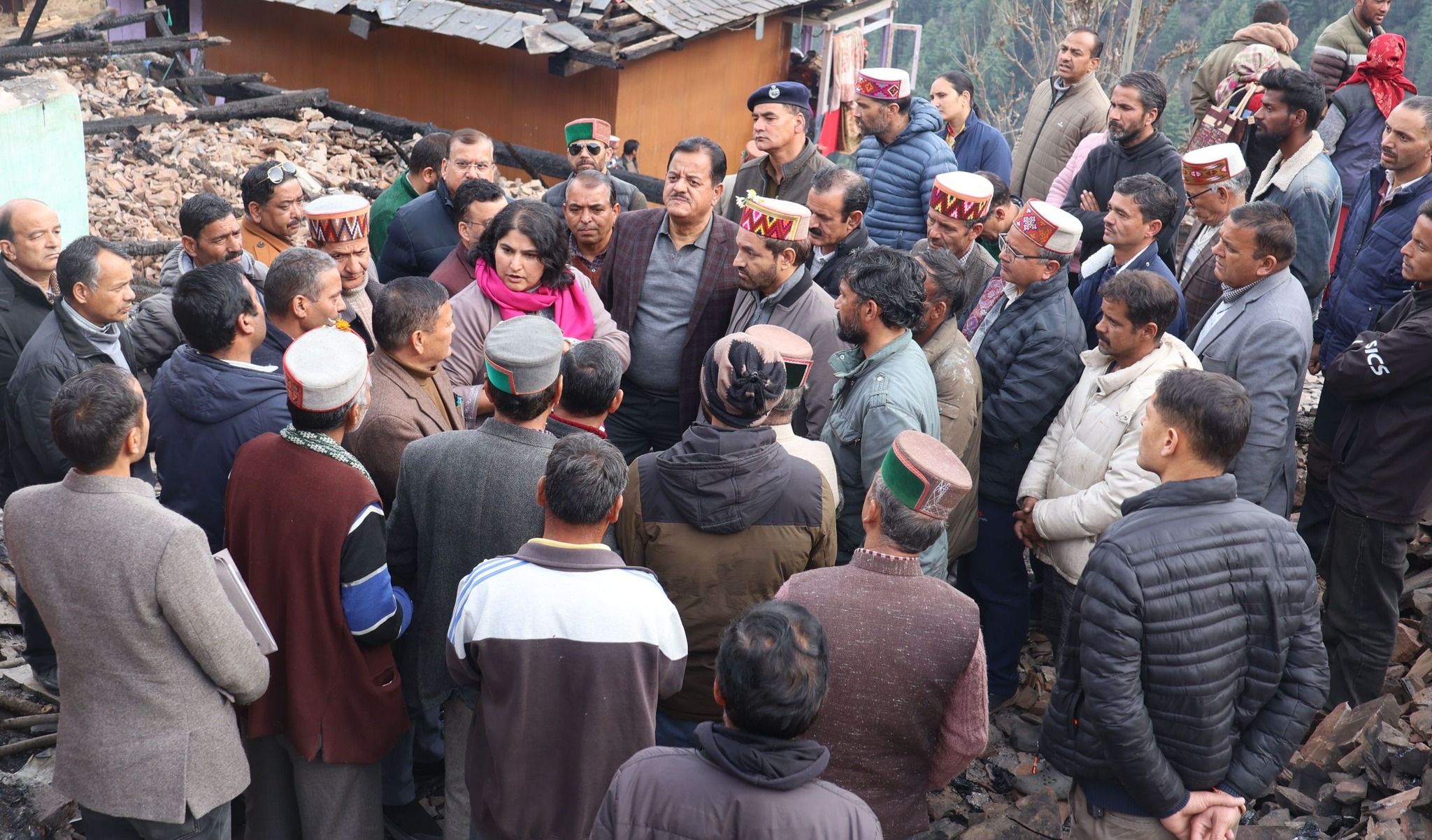 उपायुक्त तोरुल एस रवीश ने तांदी गांव में आगज़नी से प्रभावित परिवारों को दी राहत