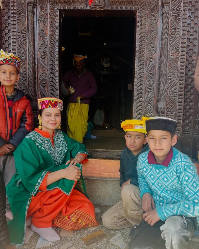 कंगना रनौत ने भी इस शुभ अवसर पर अपनी भावनाएं व्यक्त करते हुए बताया कि उन्होंने अपने घर का नाम भी कार्तिकेय स्वामी जी के नाम पर रखा है।