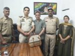 हिमाचल की नूरपुर पुलिस ने महिला का ₹3 लाख का गुम हुआ हैंडबैग ढूंढकर लौटाया, जनता में तारीफों की बौछार