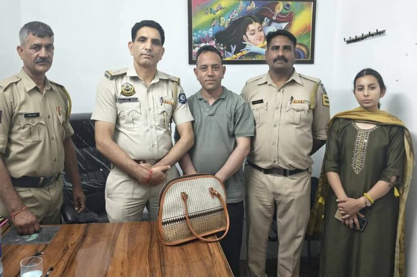 हिमाचल की नूरपुर पुलिस ने महिला का ₹3 लाख का गुम हुआ हैंडबैग ढूंढकर लौटाया, जनता में तारीफों की बौछार