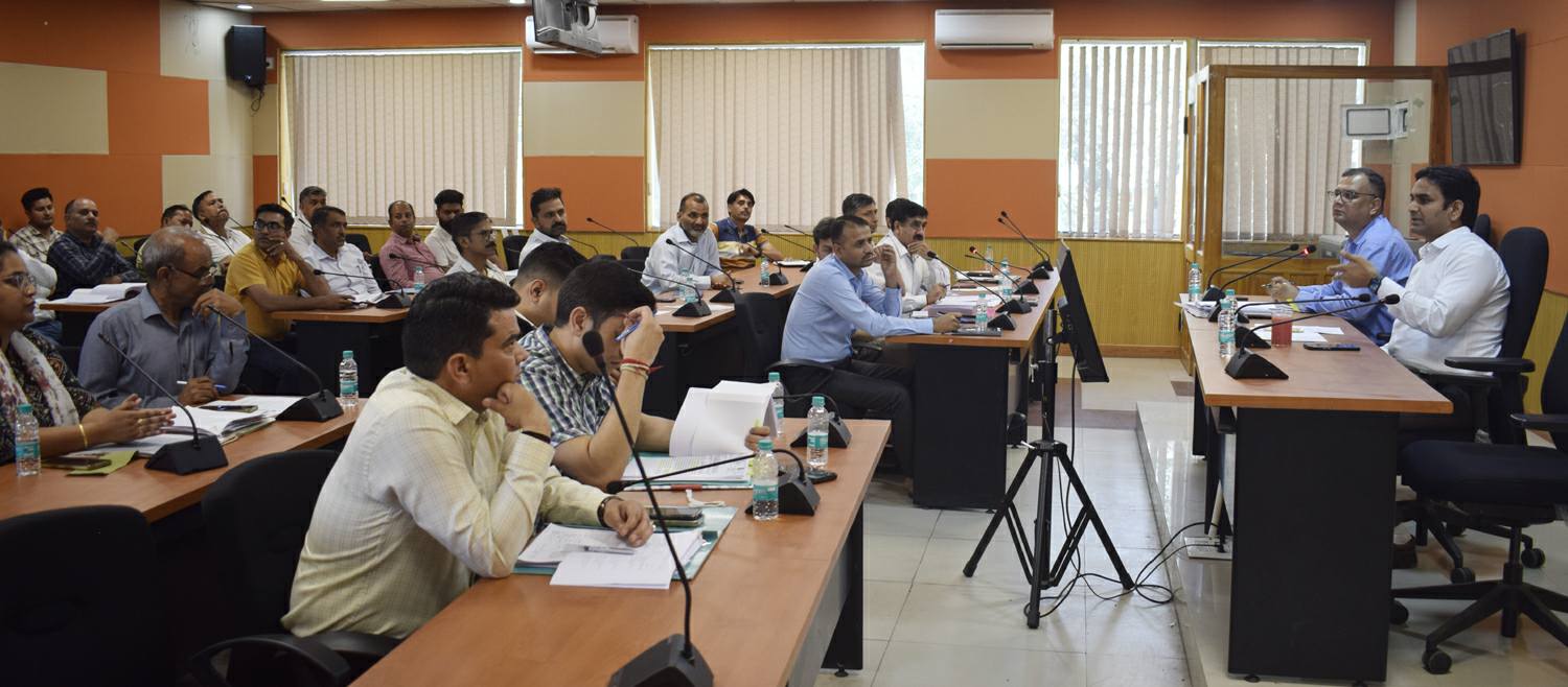 विकास परियोजनाओं की रफ्तार थाम रही वन स्वीकृति में देरी, उपायुक्त हेमराज बैरवा ने दिए तत्काल निपटारे के निर्देश