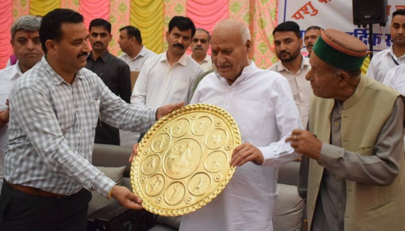 कृषि एवं पशु पालन मंत्री श्री चंद्र कुमार जी के कर कमलों द्वारा किसान परामर्श केंद्र का उद्घाटन किया गया