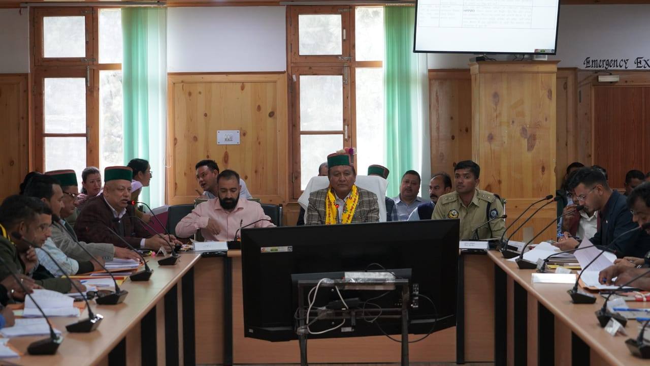 जिला किन्नौर में समस्याओं का समयबद्ध समाधान सुनिश्चित करें अधिकारी: राजस्व मंत्री जगत सिंह नेगी