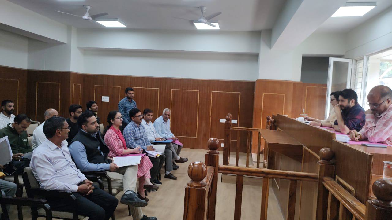 उपायुक्त अपूर्व देवगन ने औट और बालीचौकी तहसीलों का किया औचक निरीक्षण, राजस्व मामलों के शीघ्र निपटारे के दिए निर्देश