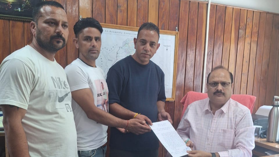 भरमौर विकास कार्यालय के स्थानांतरण के विरुद्ध ज्ञापन सौंपा गया