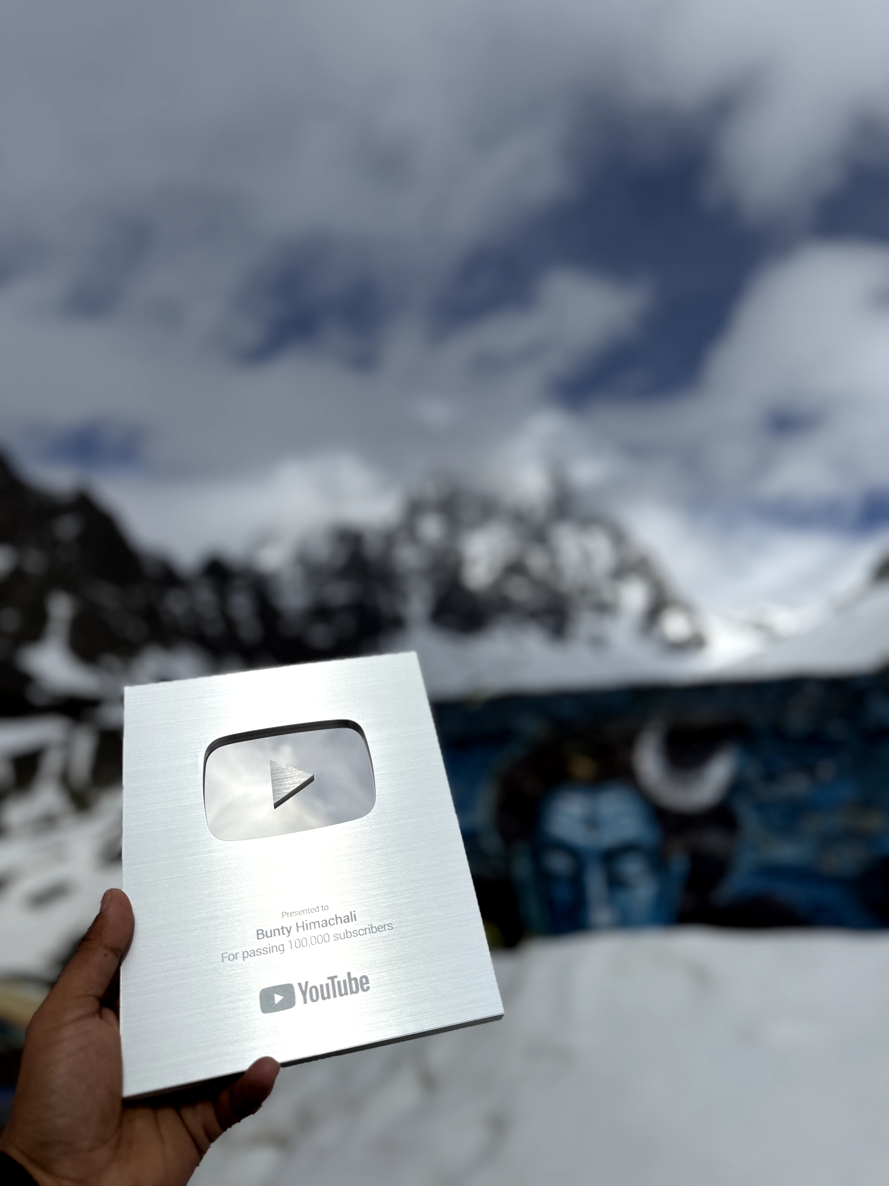 मणिमहेश यात्रा के सबसे बड़े यूट्यूब व्लॉगर बने भरमौर के बंटी हिमाचली, मिला यूट्यूब सिल्वर प्ले बटन