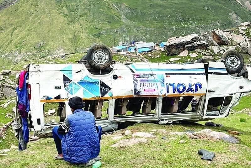 रोहतांग मार्ग पर भीषण हादसा: ग्रांफु के पास टेम्पो ट्रैवलर खाई में गिरी, 2 की मौत, 22 घायल – पर्यटक थे हरियाणा से