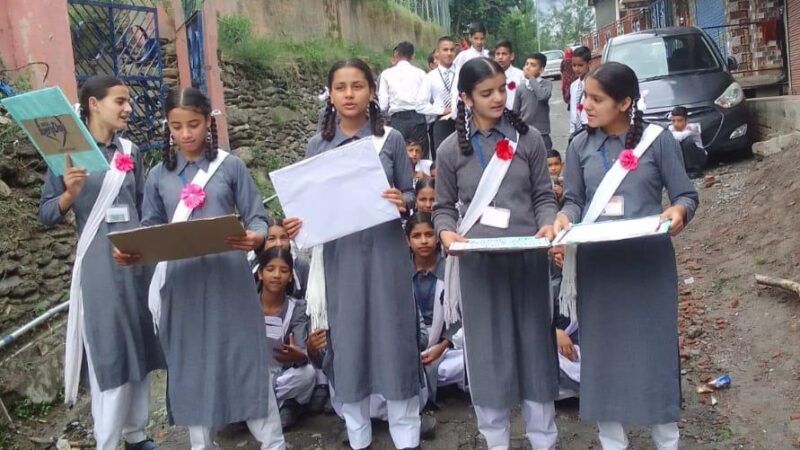 भरमौर के लामू स्कूल में स्कूली बच्चों का अनोखा विरोध प्रदर्शन – विधायक डॉ. जनक राज ने कांग्रेस सरकार को घेरा