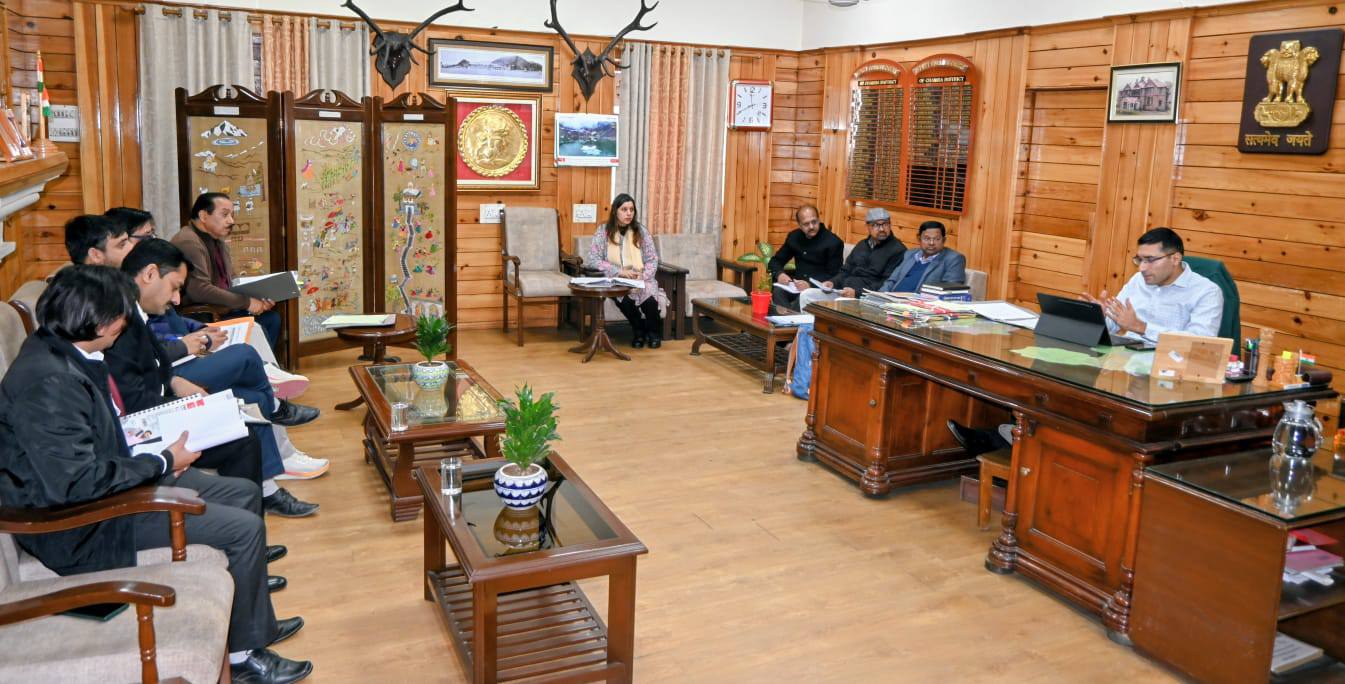 चमेरा चरण–III परियोजना प्रभावितों के पुनर्वास मामलों की समीक्षा, उपायुक्त मुकेश रेपसवाल ने दिए सख्त निर्देश