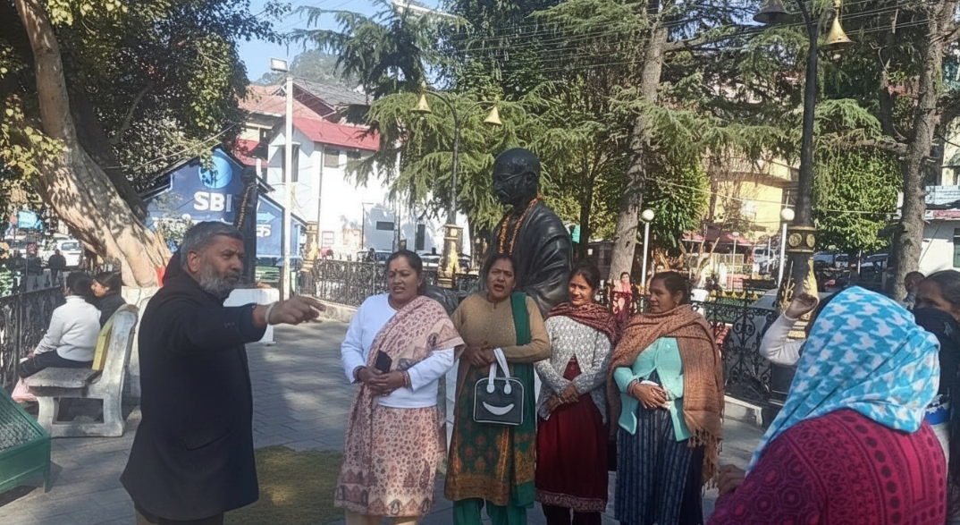 चंबा में BPL सूची से नाम हटाने पर बवाल, गरीबों के हक से खिलवाड़ का आरोप, डीसी कार्यालय के बाहर जोरदार प्रदर्शन