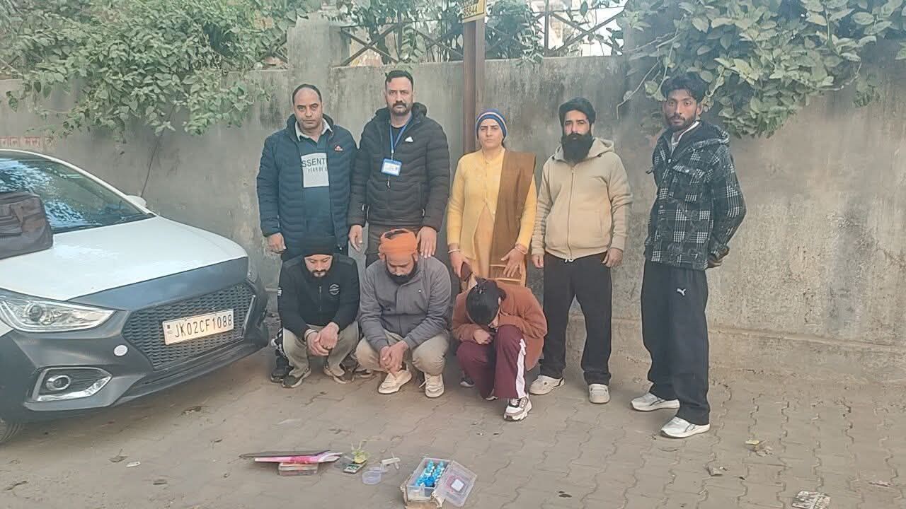 इंदौरा में नाकाबंदी के दौरान वरना कार की तलाशी लेते CIA नूरपुर के पुलिस अधिकारी और जब्त किया गया चिट्टा