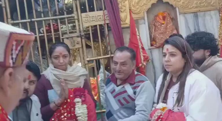 🙏 भारतीय महिला क्रिकेट टीम की कप्तान हरमनप्रीत कौर ने मां चिंतपूर्णी के दरबार में टेका माथा 🙏