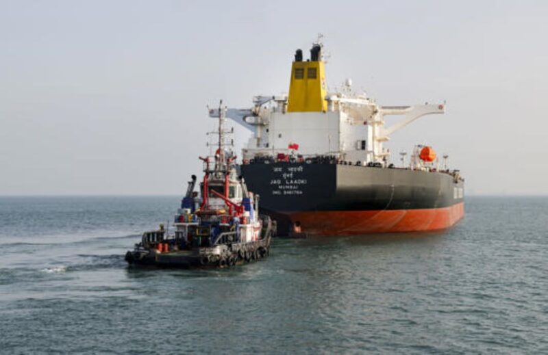 अधिकारियों के अनुसार, ‘Jag Laadकी’ में लाया गया कच्चा तेल संयुक्त अरब अमीरात (UAE) के फुजैराह पोर्ट से लोड किया गया था।