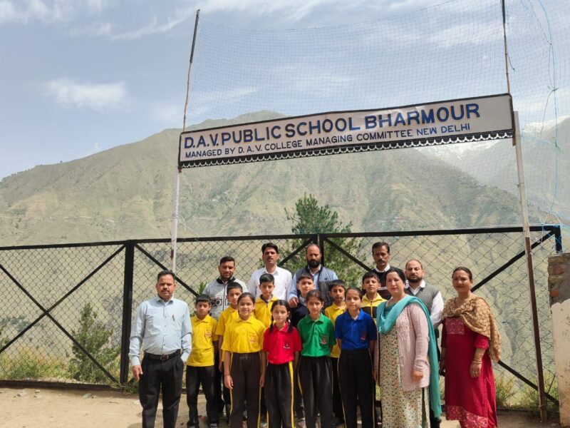 भरमौर और चंबा क्षेत्र में DAV पब्लिक स्कूल की इस उपलब्धि की खूब चर्चा हो रही है।